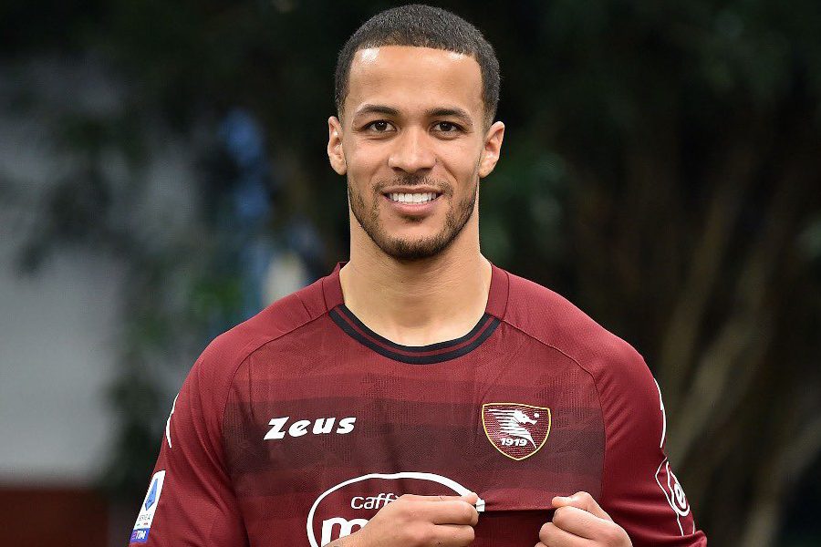 Officiel William Troost Ekong Pose Ses Valises L Us Salernitana