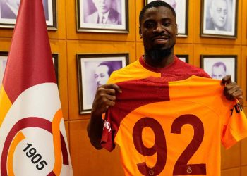 Galatasaray annonce officiellement la signature de Serge Aurier