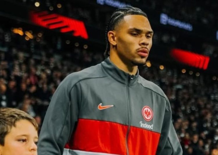 L’Eintracht Francfort officialise la prolongation de Nnamdi Collins