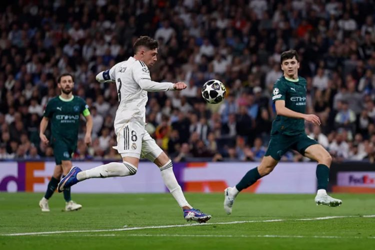 Federico Valverde (8) face à Manchester City