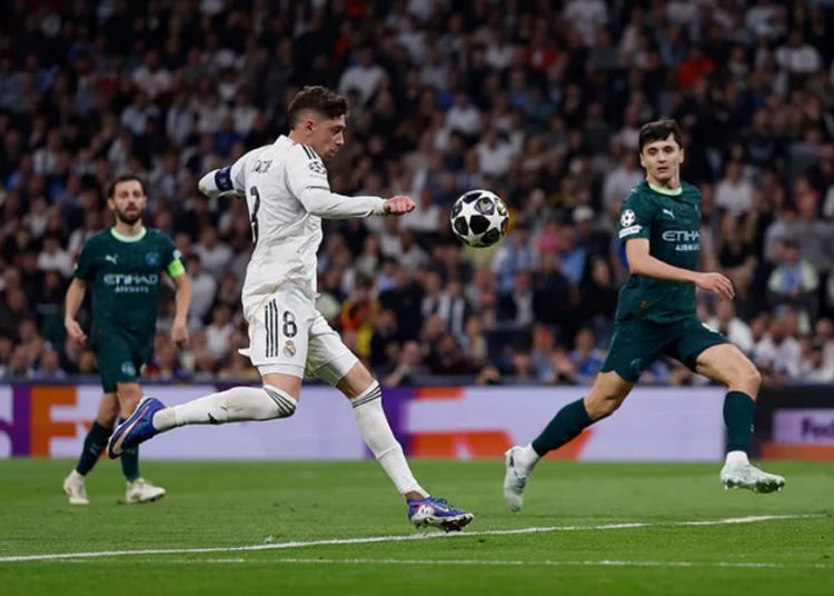 Federico Valverde (8) face à Manchester City