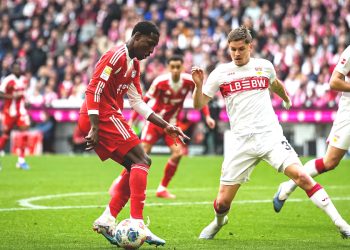 Nicolas Jackson, attaquant sénégalais du Bayern (à g.) lors du match face à Stuttgart le 19 avril 2026. Source photo : site officiel du club de Munich