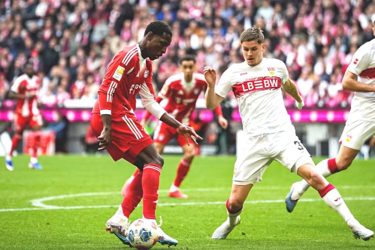 Nicolas Jackson, attaquant sénégalais du Bayern (à g.) lors du match face à Stuttgart le 19 avril 2026. Source photo : site officiel du club de Munich
