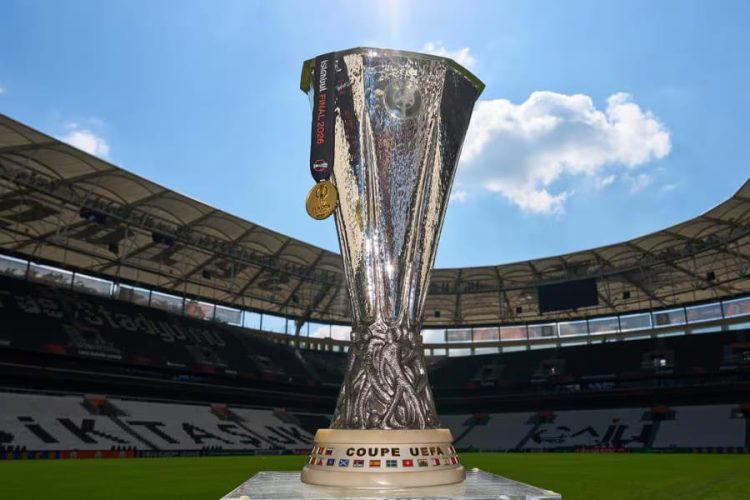 La coupe de l'UEFA Europa League. Source photo compte officiel de la Ligue Europa sur X