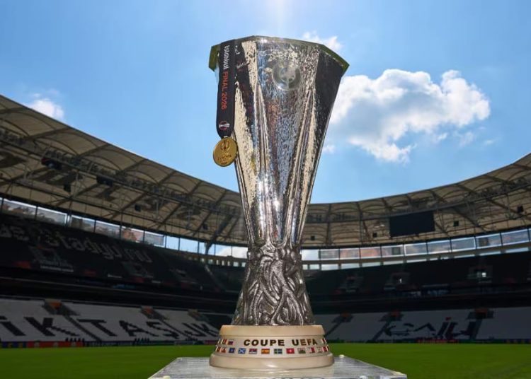 La coupe de l'UEFA Europa League. Source photo compte officiel de la Ligue Europa sur X