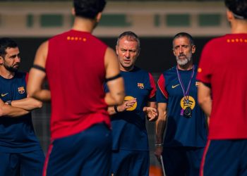 Hansi Flick, entraîneur du FC Barcelone (c.). Site officiel du club catalan
