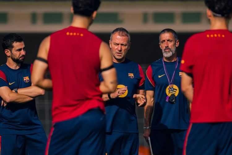 Hansi Flick, entraîneur du FC Barcelone (c.). Site officiel du club catalan