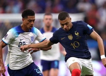 Jude Bellingham et Kylian Mbappé lors de la Coupe du Monde 2022 au Qatar. Page officielle de l'équipe de France sur Facebook