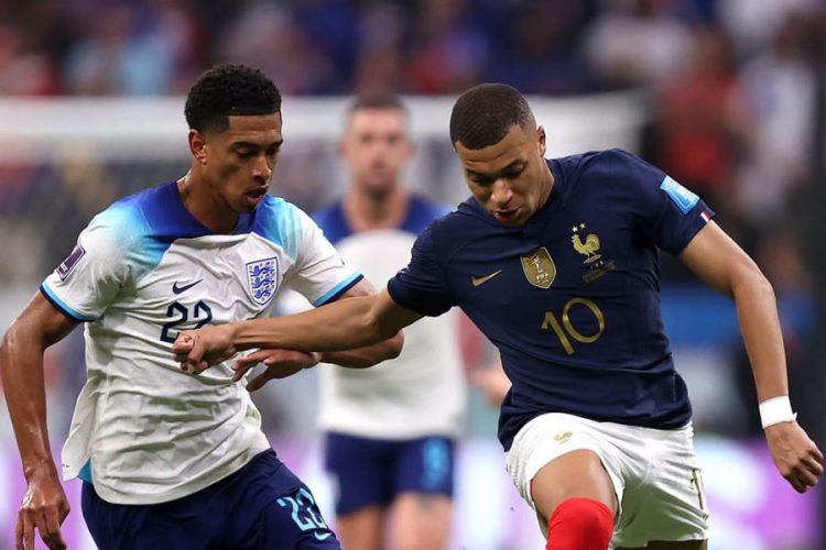 Jude Bellingham et Kylian Mbappé lors de la Coupe du Monde 2022 au Qatar. Page officielle de l'équipe de France sur Facebook
