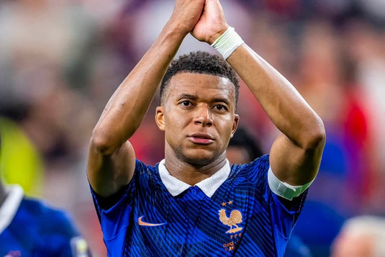 Kylian Mbappé. Page officielle de l'équipe de France sur Facebook