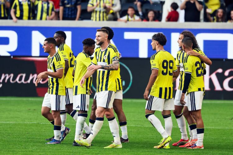 Les joueurs de Fenerbahce. Page officielle du club turc sur Facebook