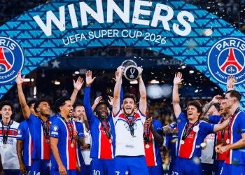 Les Parisiens avec la Supercoupe de l'UEFA. Site officiel du PSG