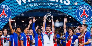Les Parisiens avec la Supercoupe de l'UEFA. Site officiel du PSG