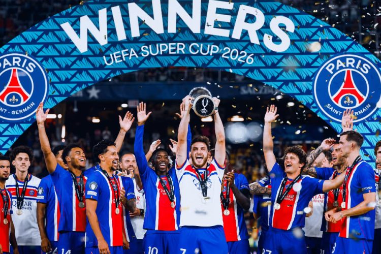 Les Parisiens avec la Supercoupe de l'UEFA. Site officiel du PSG