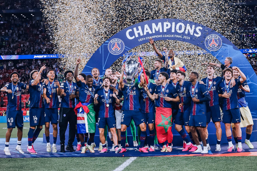 Les joueurs du PSG avec la coupe de Ligue des champions. Site officiel des Parisiens