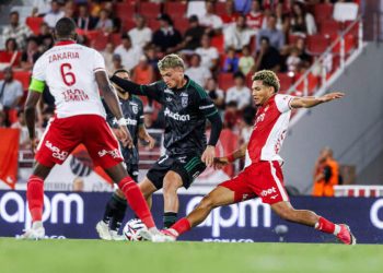 Paris Brunner (à d.) lors du match Monaco vs Lens. Site officiel des Monégasques